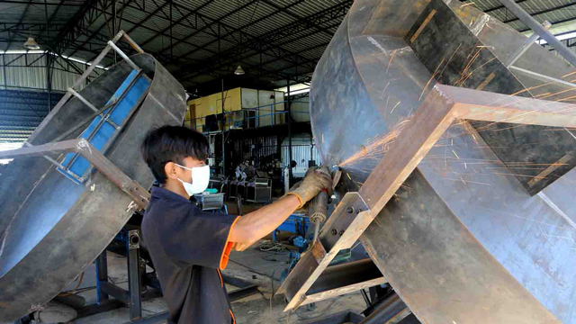 Pekerja menyelesaikan proses pembuatan alat mesin pertanian (alsintan) di salah satu bengkel produksi Sang General Industri (SGI),  Aceh Besar, Aceh, Selasa (27/7/2021).  Foto: SYIFA YULINNAS/ANTARA