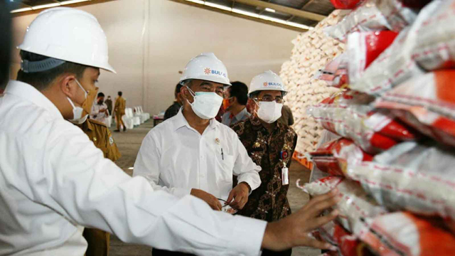 Menko PMK Muhadjir Effendy mengecek pasokan beras di Gudang Bulog Wilayah Kalimantan Timur dan Kalimantan Utara. Foto: Dok. Humas Kemenko PMK