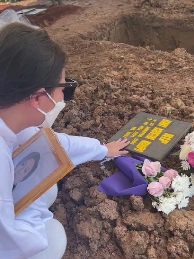 Pemakaman Ibunda Amanda Manopo. Foto: Instagram/ricco_richardo