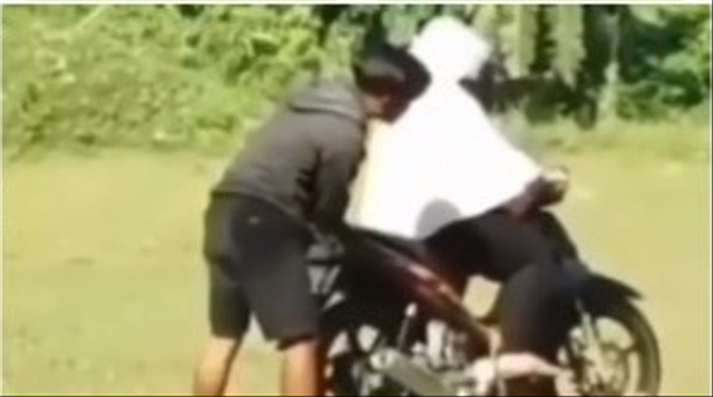 Viral momen seorang emak-emak jatuh terjungkal ke semak-semak saat belajar motor. (Foto: Instagram/@camerapenjurunews)