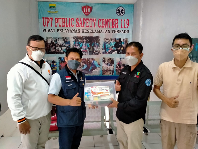 Ketua Fraksi PKS DPRD Kota Bandung Iman Lestariyono bagikan sembako kepada Hendi Rustandi, perwakilan UP Tim 119, Selasa (27/7). Foto: Ahmad Farid Fakhrullah