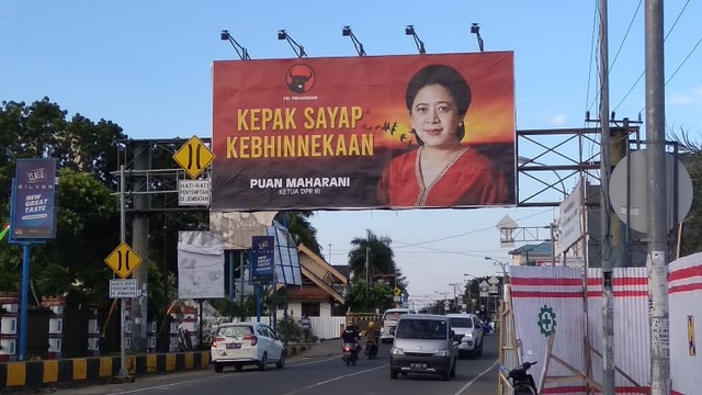 Baliho Puan Maharani di salah satu ruas jalan di Kota Mamuju, Sulawesi Barat. Foto: Adi Pallawalino/SulbarKini