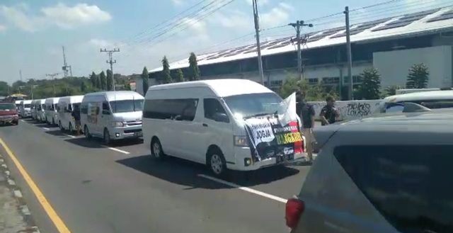 Pawai irin-iringan kendaraan wisata di Ring Road Yogyakarta. Foto: Erfanto/Tugu Jogja