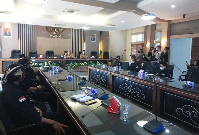 Komunitas Seni Kuningan saat melakukan audensi dengan Bupati Kuningan, H Acep Purnama SH MH di Gedung Setda Pemkab Kuningan, Jawa Barat. (Andri)