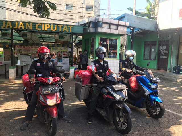 Tim Humanity Bikers bersiap mengantarkan paket makanan siap saji ke rumah-rumah warga Tangerang Selatan (Tangsel), di kantor ACT cabang Tangsel, Ciputat, Selasa (27/7). Foto: ACT/Rody  Maryanto