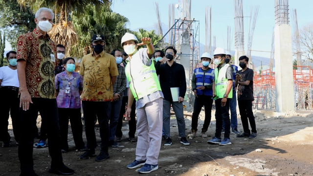Gubernur Jawa Tengah Ganjar Pranowo melihat progres pembangunan SMAN Tawangmangu, Selasa (27/7).  Foto: Pemprov Jawa Tengah