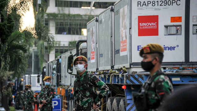 Petugas TNI berjaga di samping kontainer yang membawa bahan baku vaksin COVID-19 Sinovac saat tiba di Bio Farma, Bandung, Jawa Barat, Selasa (27/7/2021). Foto: Raisan Al Farisi/ANTARA FOTO