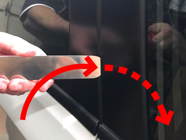 Cara Membuka Pintu Mobil yang Terkunci Tanpa Panik (58326)
