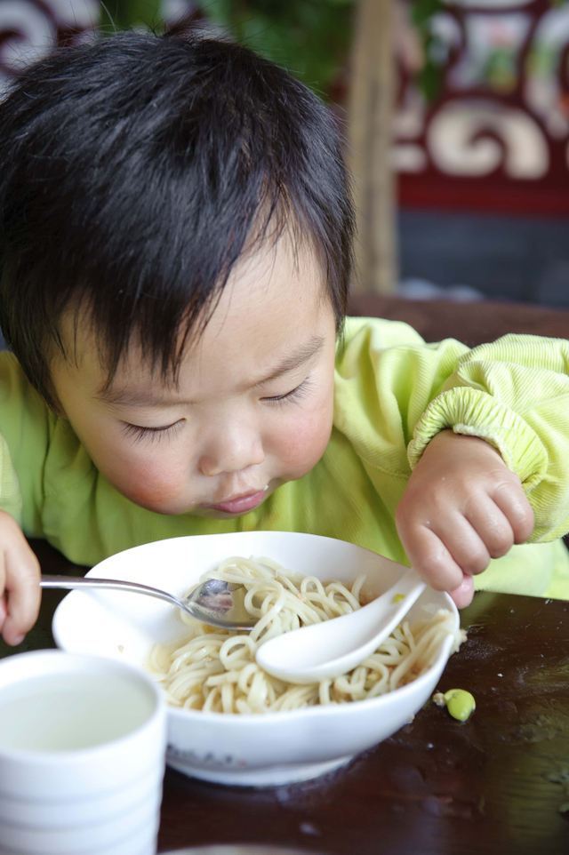 Ilustrasi bayi makan mi instan. Foto: Shutter Stock