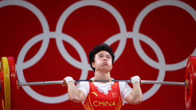 Atlet angkat besi China, Hou Zhihui saat bertanding di Olimpiade Tokyo 2020 di Forum Internasional Tokyo, Tokyo, Jepang. Foto: Edgard Garrido/Reuters