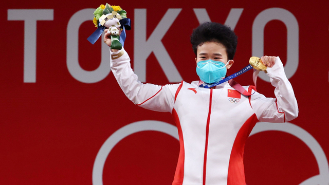 Atlet angkat besi China, Hou Zhihui saat merayakan kemenangan di Olimpiade Tokyo 2020 di Forum Internasional Tokyo, Tokyo, Jepang. Foto: Edgard Garrido/Reuters