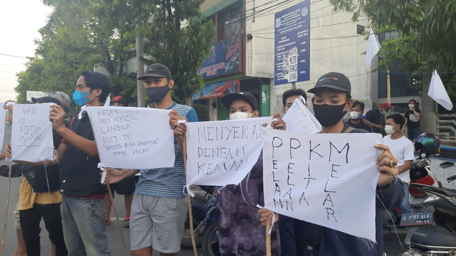 Puluhan pedagang lesehan dan pedagang kaki lima (PKL) yang biasa mangkal di kawasan Jalan Ahmad Yani, Kota Tegal mengibarkan bendera putih, Selasa (27/7/2021) sore.