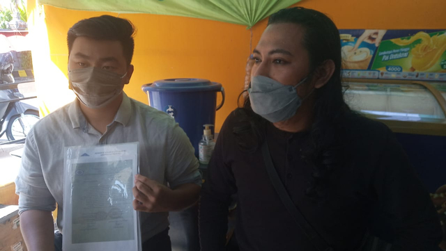 FWS (kanan) warga yang diusir dari desanya di Bali karena menolak vaksinasi - WIB