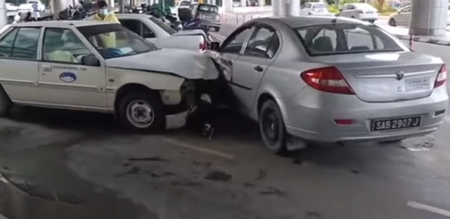 Tak Terima Antrean Dipotong, Sopir Taksi Tabrak Mobil di Bandara hingga Ringsek (158740)