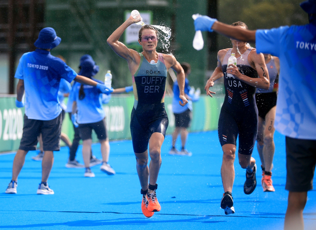 Flora Duffy, pemenang medali emas dari Bermuda. Foto: REUTERS/Hannah Mckay