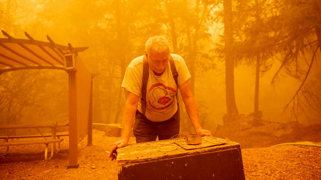 Jon Cappleman berhenti untuk mengatur napas saat dia bersiap untuk mempertahankan rumahnya selama kebakaran Dixie di Twain, California pada 24 Juli 2021. Foto: JOSH EDELSON / AFP