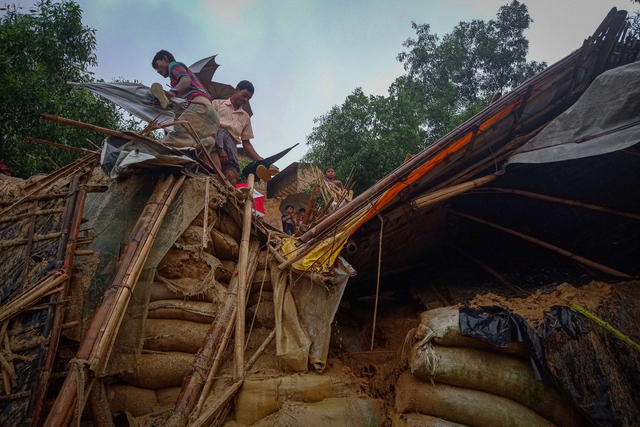 Tanah Longsor di Kamp Pengungsian, 6 Warga Rohingya Tewas (170830)