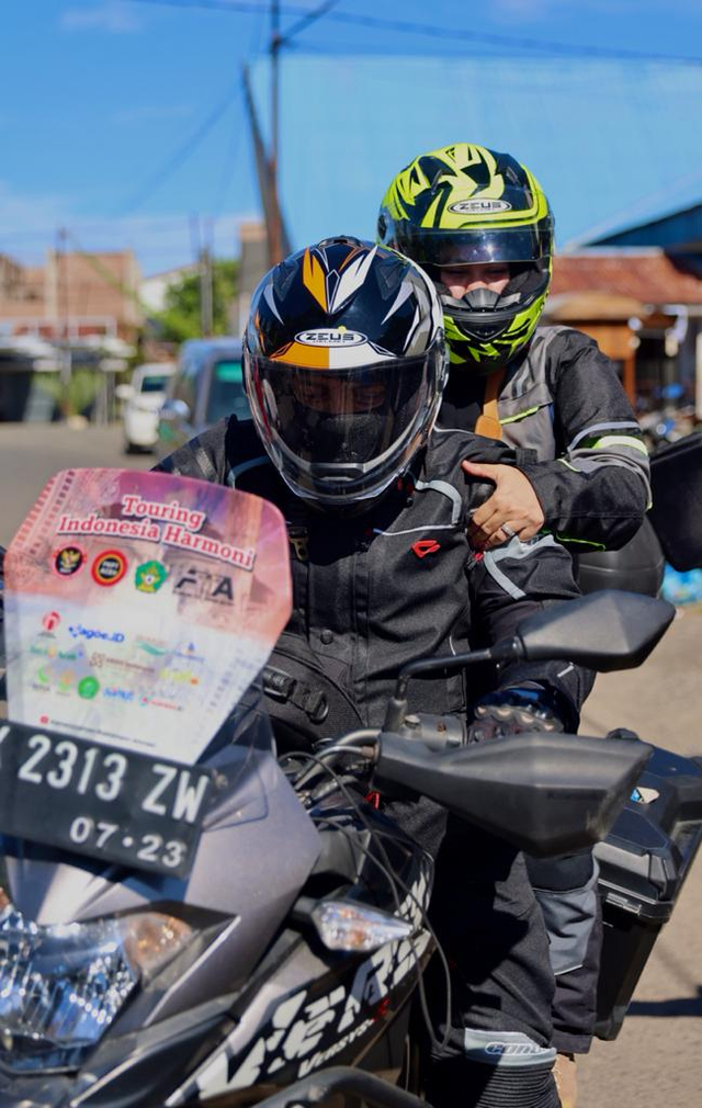 Dr Kamaruzzaman dan istrinya saat berangkat dari Banda Aceh, keliling naik motor sampai ke Papua untuk kampanye anti-intoleran. Foto: Suparta/acehkini 