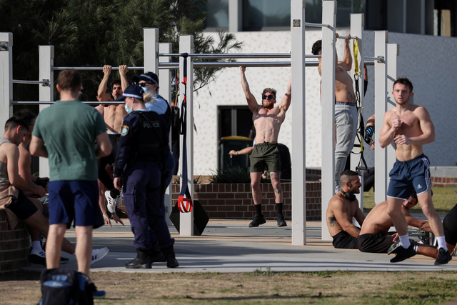 Suasana di area gym outdoor di Bondi Beach saat lockdown di Sydney, Australia. Foto: Loren Elliott/Reuters