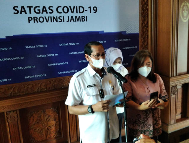 Jubir Satgas Penanganan COVID-19 Provinsi Jambi, Johansyah ketika jumpa pers. (Foto: M Sobar Alfahri/Jambikita.id)