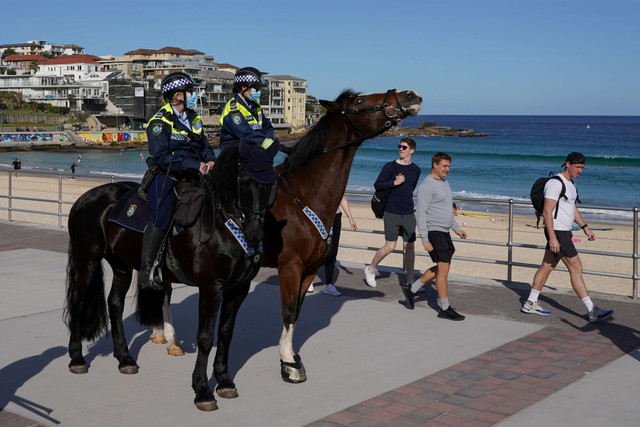 Polisi berkuda patroli di area gym outdoor di Bondi Beach saat lockdown di Sydney, Australia. Foto: Loren Elliott/Reuters