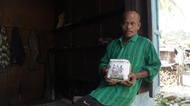 Barizan sosok petani karet di Desa Ludai menerima paket kurban dari program Tebar Hewan Kurban Dompet Dhuafa. (Kamis, 22/07/2021) Dok. Dompet Dhuafa