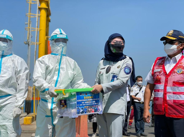 Kemenhub, Korps Marinir AL, dan Jasa Raharja Berikan Bansos untuk Warga Merak (21201)