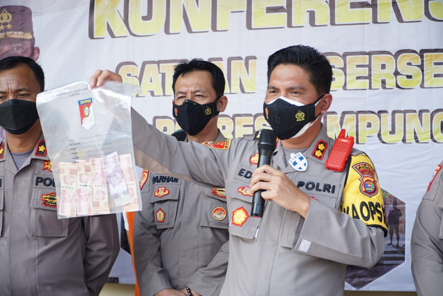 Kapolres Lampung Selatan AKBP Edwin saat melakukan konferensi pers di Mapolres Lampung Selatan. | Foto: Ist