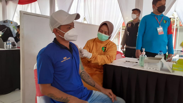 Vaksinasi napi di Lapas Kedungpane Semarang bekerja sama dengan TNI Polri. Foto: kumparan