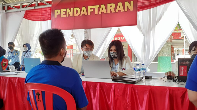 Vaksinasi napi di Lapas Kedungpane Semarang bekerja sama dengan TNI Polri. Foto: kumparan