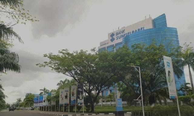 Kantor pusat Bank Sumsel Babel di Palembang. (foto: Reno Saputra/Urban Id)