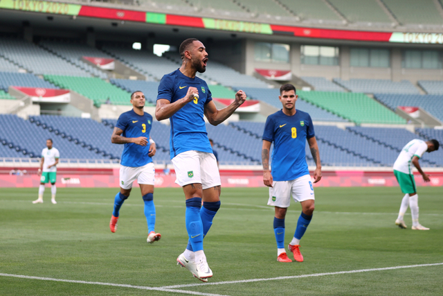 Selebrasi pemain Brasil Matheus Cunha usai mencetal gol ke gawang Arab Saudi pada pertandingan Grup D Olimpiade Tokyo 2020 di Stadion Saitama, Saitama, Jepang. Foto: Molly Darlington/REUTERS