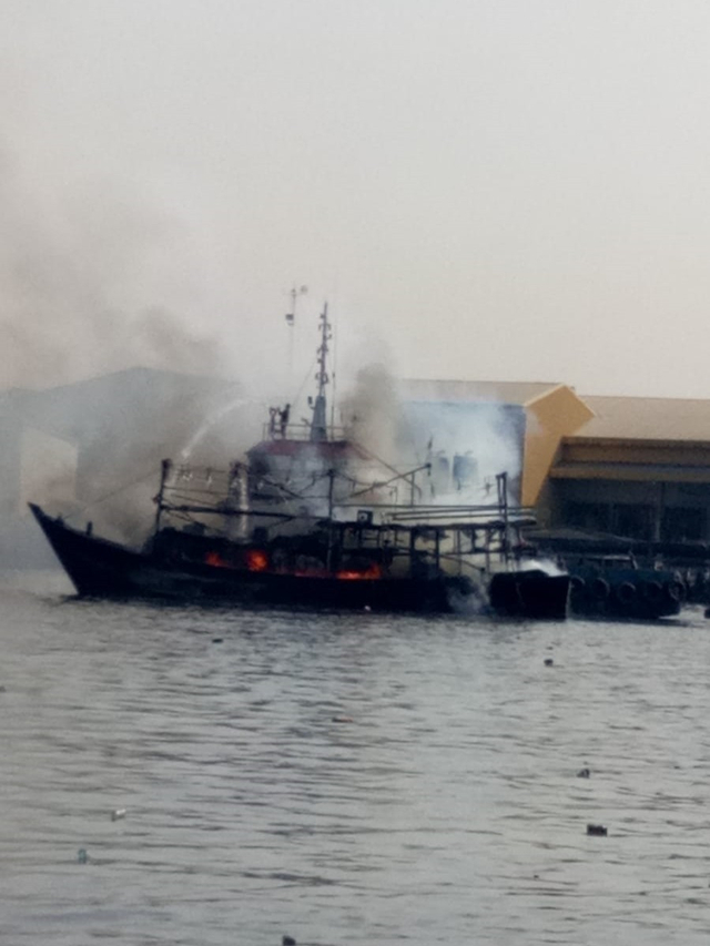 Kebakaran Kapal di Pelabuhan Muara Baru Diduga Akibat Pengelasan (41277)