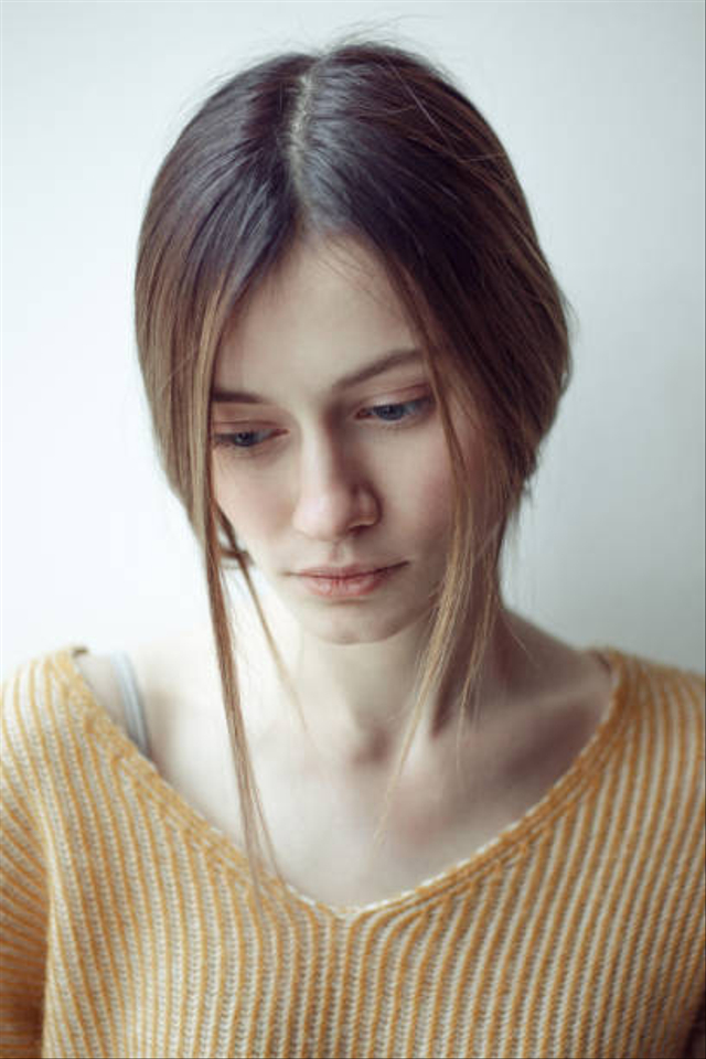 Ilustrasi wanita sedang insecure. Foto: Getty Images 