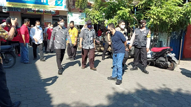 Wali Kota Solo, Gibran Rakabuming saat meninjau langsung ke Pasar Notoharjo dan membagikan beberapa sembako kepada para pedagang
