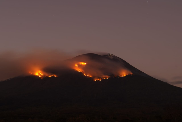 Kebakaran akibat lontaran Lava Pijar di Gunung Ile Lewotolok semakin meluas. Foto : PPGA Ile Lewotolok