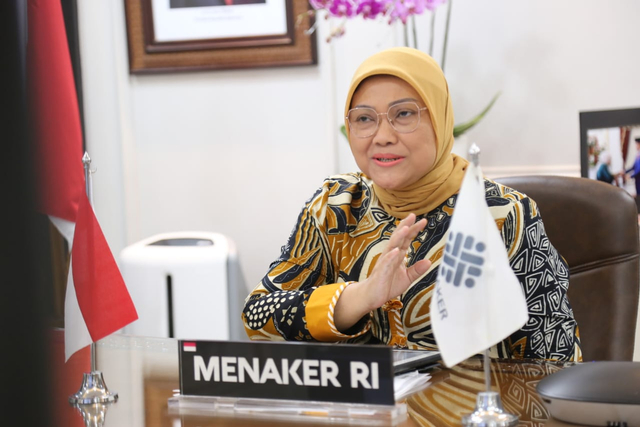 Menaker Ida Fauziyah saat menjadi narasumber pada Podcast oleh Vokraf secara virtual, Kamis (22/7).  Foto: Dok. Kemenaker