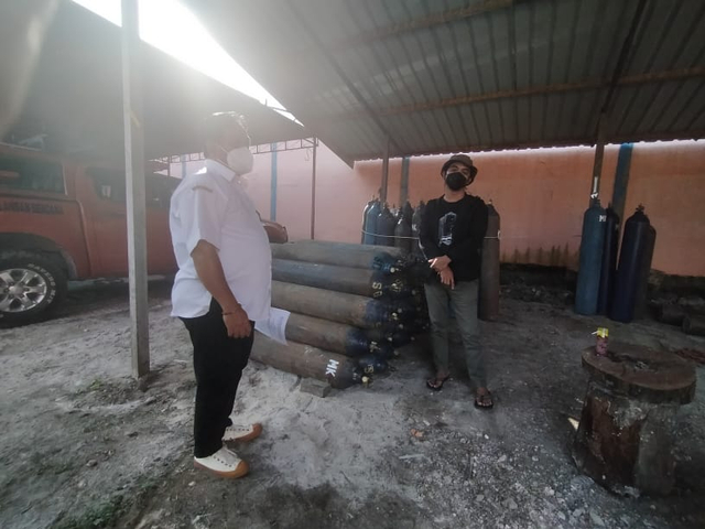Kabid Pencegahan dan Kesiapsiagaan BPBD Kabupaten Kobar, Geger Suwarmono saat mengecek ketersediaan oksigen. Foto: Fiyya/InfoPBUN.
