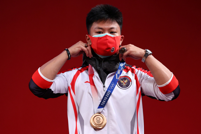 Lifter Indonesia Rahmat Erwin Abdullah meraih medali perunggu di Olimpiade Tokyo 2020 di Tokyo International Forum, Tokyo, Jepang, Rabu (28/7).
 Foto: Edgard Garrido/REUTERS