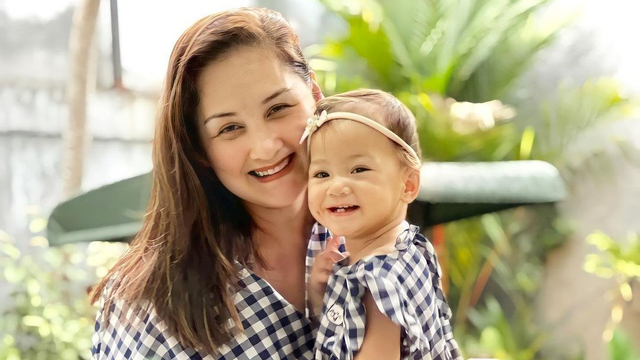 Anak Mona Ratuliu Punya Lesung Pipi, Benarkah karena Faktor Keturunan? Foto: Instagram/@monaratuliu