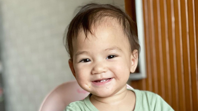 Anak Mona Ratuliu dengan lesung pipi. Foto: Instagram/monaratuliu