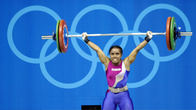 Lifter putri Indonesia Raema Lisa Rumbewas melakukan angkatan pada Olimpiade Athena 2004 di pada 15 Agustus 2004. Foto: Martin Rose/Bongarts/Getty Images