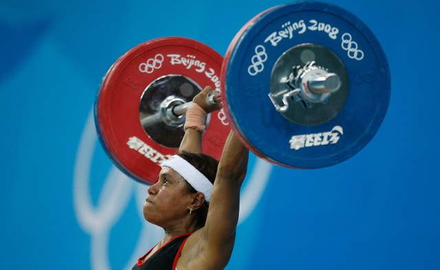 Lifter putri Indonesia Raema Lisa Rumbewas melakukan angkatan pada Olimpiade Beijing 2008 di Beijing University of Aeronautics and Astronautics Gymnasium pada 10 Agustus 2008. Foto: Harry How/Getty Images