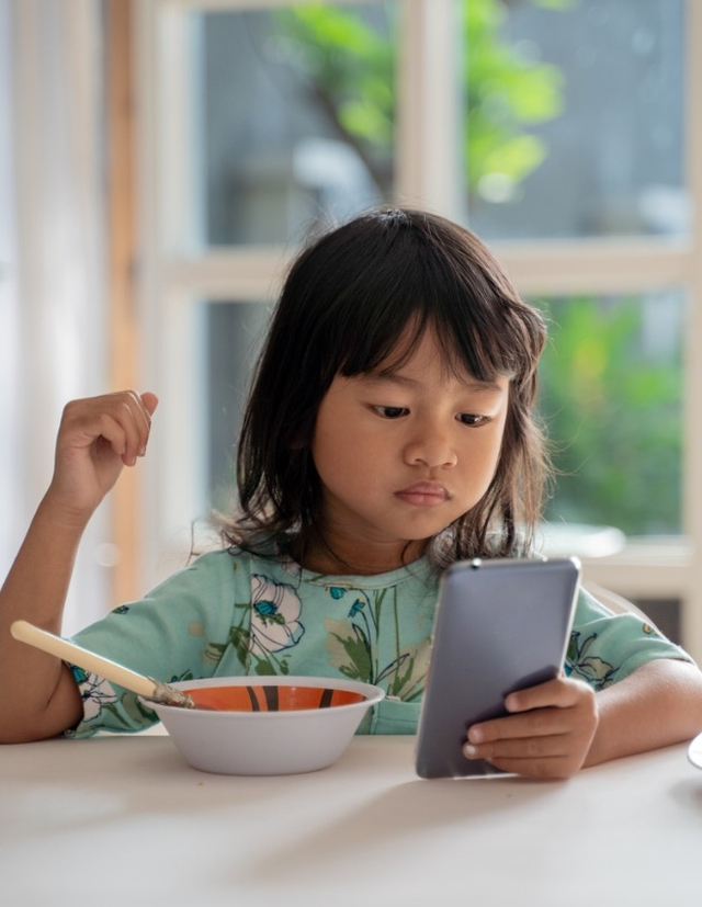 Bahaya Anak Terbiasa Makan Sambil Pegang Gadget Foto: Shutterstock