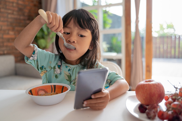 Bahaya Membiarkan Anak Makan Sambil Pegang Gadget (22918)