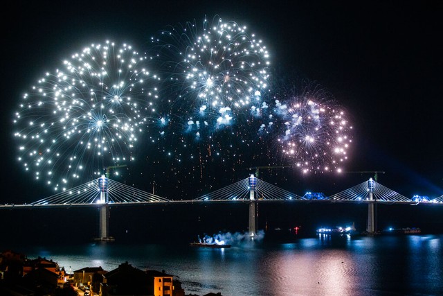 Kembang api menghiasi langit di lokasi pembangunan Jembatan Peljesac di Komarna, Kroasia, Kamis, 29 Juli 2021. Foto: AP/Str