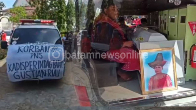 Demo keluarga Fransisca dan warga Pasar Induk Jodoh dengan membawa jenazah. (Foto: Batamnews)