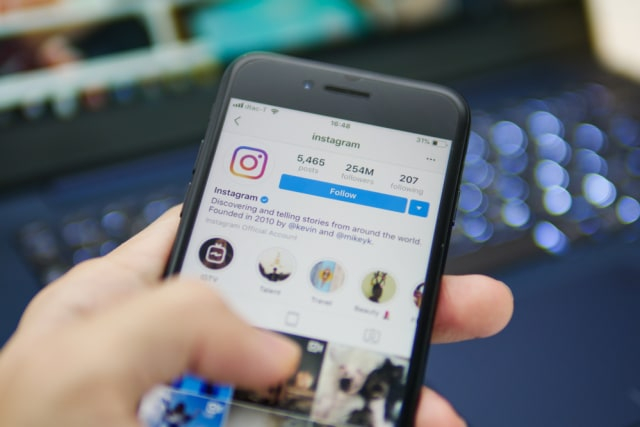 Ilustrasi melakukan cara posting Instagram di PC (Foto: Shutterstock)