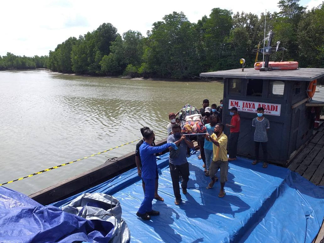 Evakuasi jenazah Beriyanto, kapten kapal KM Jaya Abadi. (Foto: Yude/Batamnews)