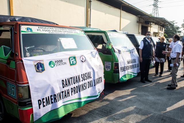 Gubernur DKI Jakarta Anies Baswedan meninjau penyaluran Bantuan Sosial Non Tunai (BSNT) berupa beras di Gudang Food Station Tjipinang Jaya, Jakarta, Kamis (29/7).  Foto: Aprillio Akbar/ANTARA FOTO